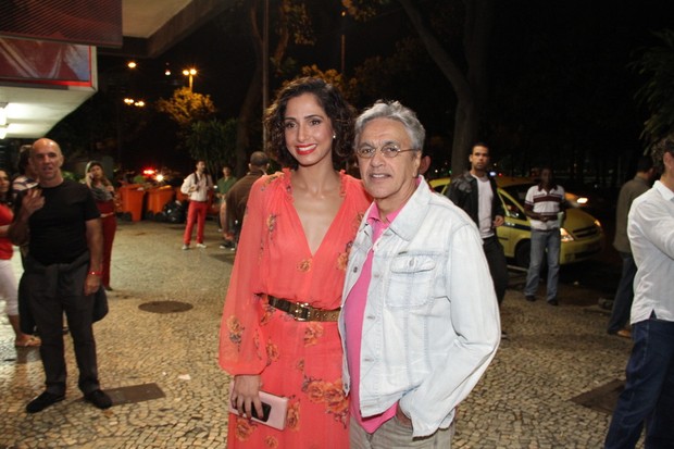 Caetano Veloso e Camila Pitanga em pré-estreia de filme no Rio (Foto: Thyago Andrade/ Photo Rio News)