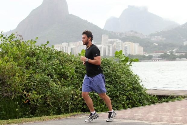 Gabriel Braga Nunes corre na Lagoa Rodrigo de Freitas, no Rio (Foto: Wallace Barbosa / AgNews)