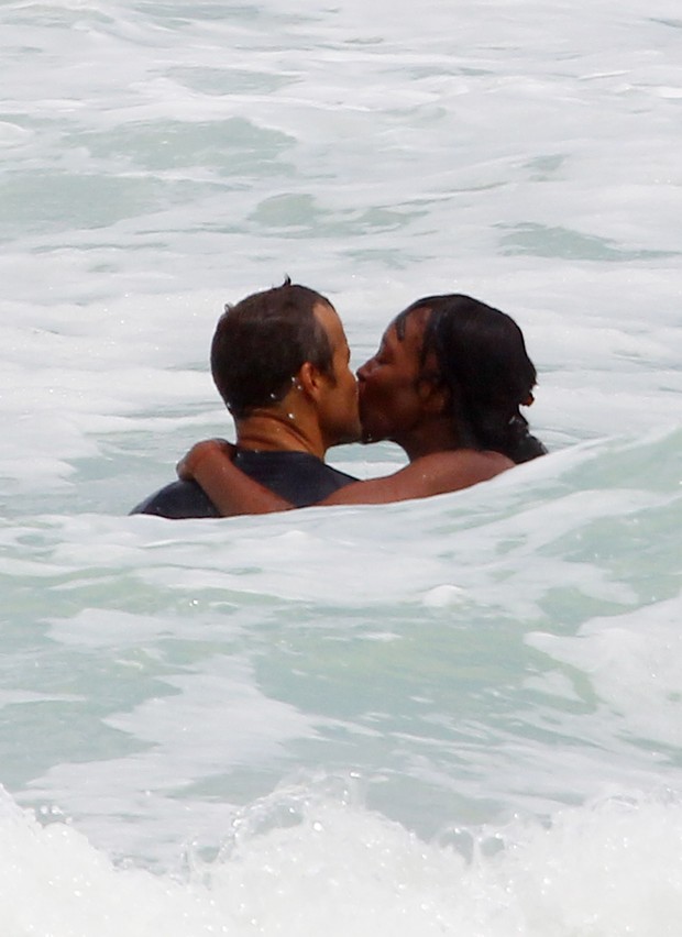 Naomi Campbell beija muito em praia de Miami (Foto: Grosby Group)