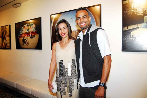Tania Khalill com o marido Jair Oliveira em exposição em São Paulo (Foto: Celso Akin/ Ag. News)