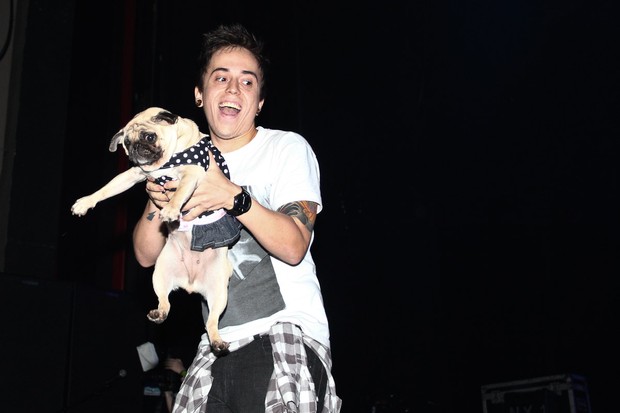 Diego, vocalista da banda Cine, levou sua cadela a show de uma rádio em São Paulo (Foto: Manuela Scarpa/ Photo Rio News)