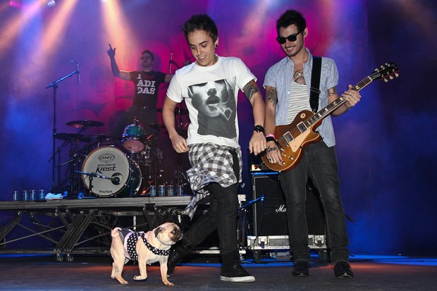 Diego, vocalista da banda Cine, levou sua cadela a show de uma rádio em São Paulo (Foto: Manuela Scarpa/ Photo Rio News)