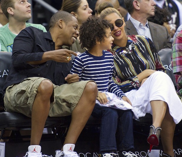 Jay-Z com o sobrinho Daniel Smith e a mulher Beyoncé em jogo de basquete em New Jersey, nos EUA (Foto: Reuters/ Agência)