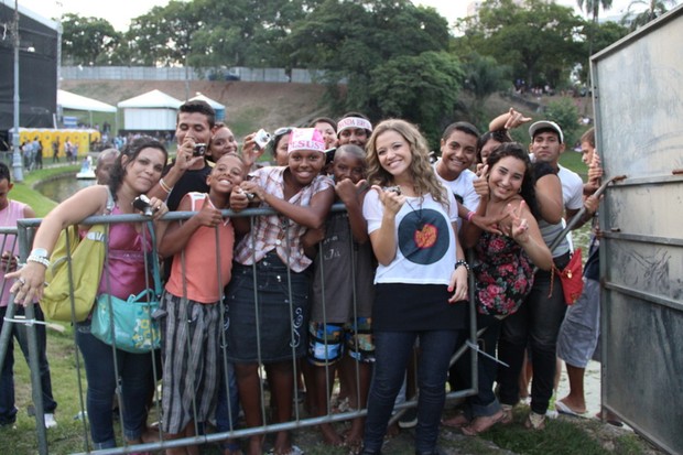 A cantora gospel Arianne atende fãs em show em Pirapetinga, em MG (Foto: Divulgação)