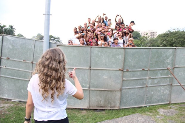 A cantora gospel Arianne atende fãs em show em Pirapetinga, em MG (Foto: Divulgação)