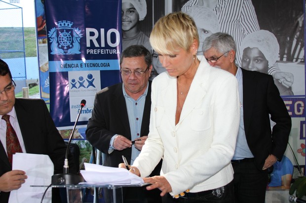 Xuxa participa de inauguração no Rio (Foto: Clayton Militão / Photo Rio News)