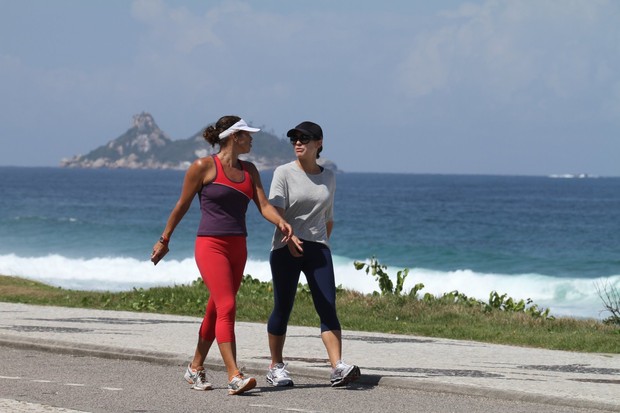 Juliana Knust se exercita na praia (Foto: Ag News)