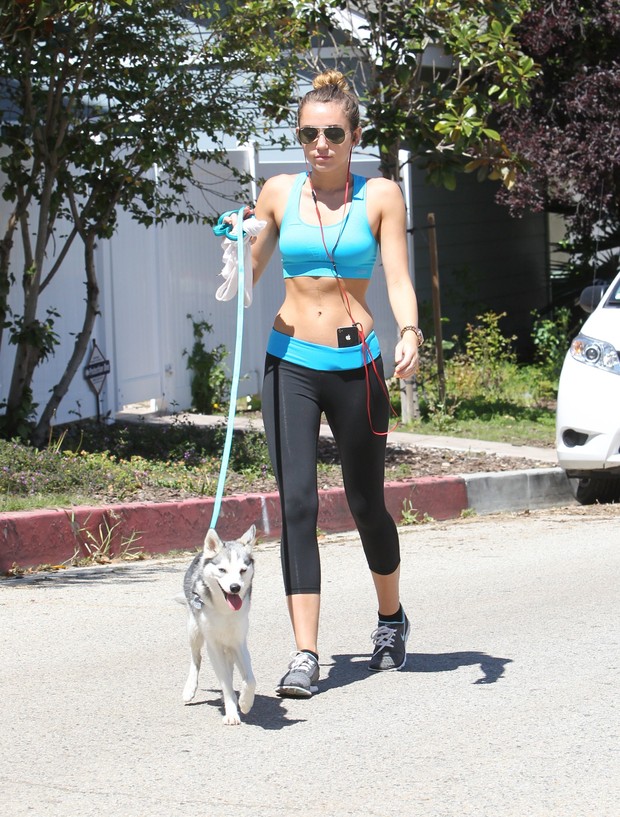 Miley Cyrus exibe cintura e barriga lisinha durante passeio com cachorro (Foto: X17/Agência)