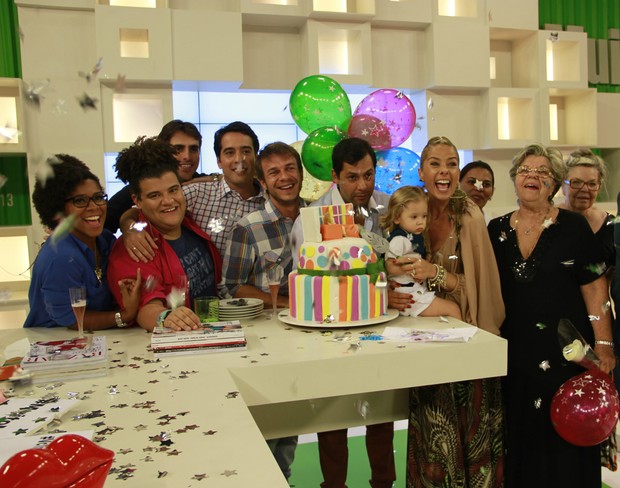 Adriane Galisteu comemora aniversário com o filho em seu programa (Foto: Adriano Vaz / Band)