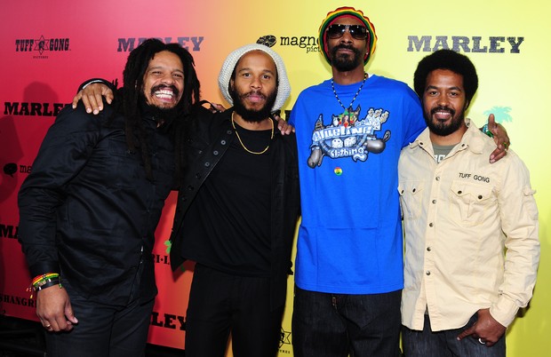 Snoop Dogg com os filhos de Bob Marley Rohan, Ziggy e Robbie em première do filme ‘Marley’ em Los Angeles, nos EUA (Foto: AFP/ Agência)