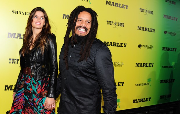 Isabella Fontana com o noivo Rohan Marley na première do filme ‘Marley’ em Los Angeles, nos Estados Unidos  (Foto: AFP/ Agência)
