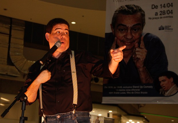 André Lucas homegeia o pai, Chico Anysio, em stand-up comedy (Foto: Amauri Nehn / AgNews)