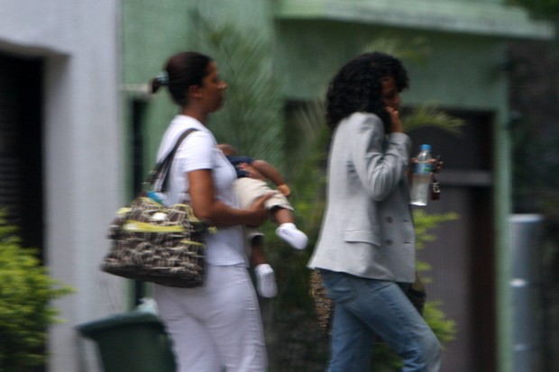 Taís Araújo passeia com o filho e a babá (Foto: Gil Rodrigues / Photo Rio News)