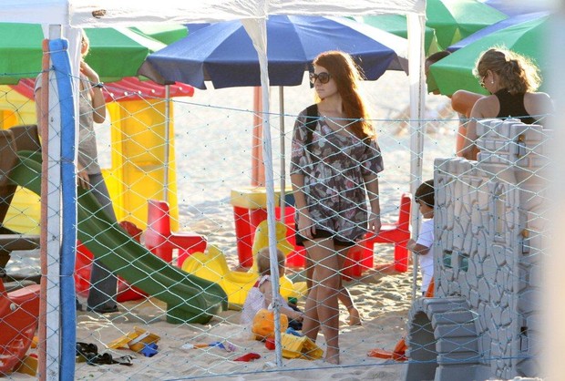 Mariah Rocha brinca com o filho na praia de Ipanema (Foto: André Freitas / AgNews)