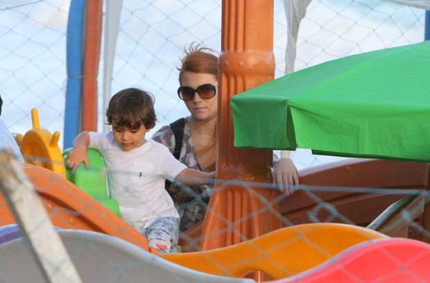 Mariah Rocha brinca com o filho na praia de Ipanema (Foto: André Freitas / AgNews)