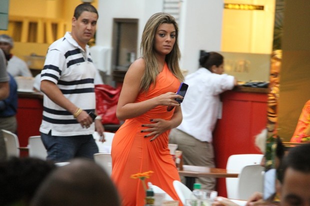 A ex-BBB Monique passeia em shopping do Rio (Foto: Daniel Delmiro / AgNews)