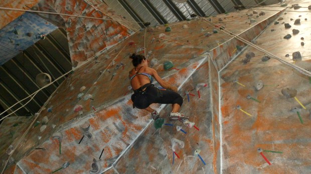 Fabiana Frota pratica alpinismo indoor (Foto: Divulgação)