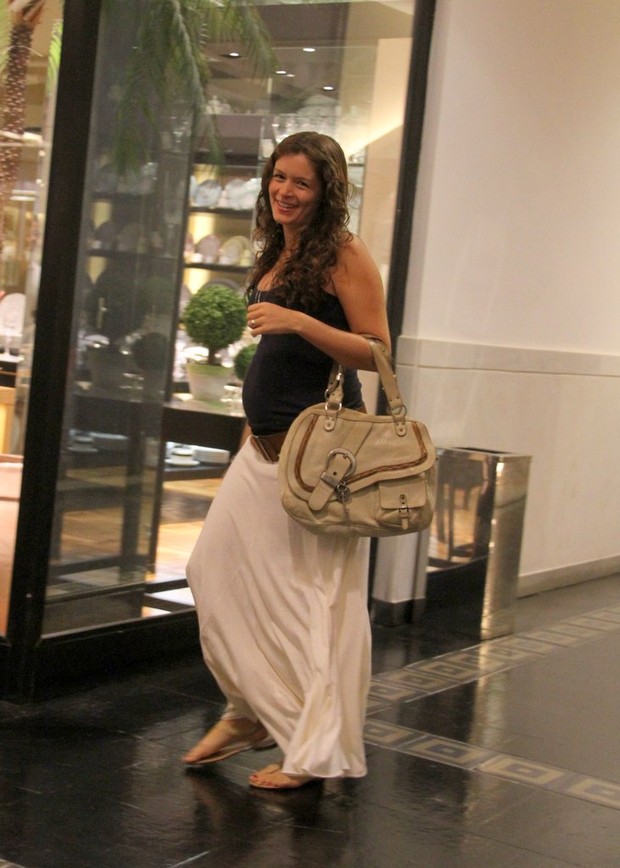 Bianca Castanho passeia em shopping do Rio (Foto: Daniel Delmiro / AgNews)