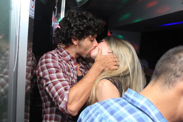 Jesus Luz beija loira (Foto: Raphael Mesquita / Divulgação)