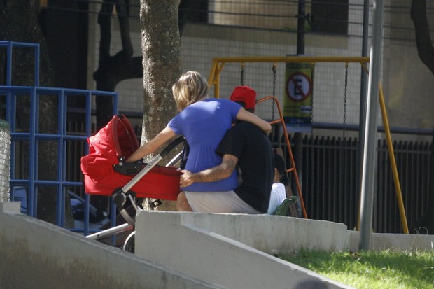 Luana Piovani e Pedro Scooby levam o filho Dom para a pracinha (Foto: Gil Rodrigues e Edson Teófilo / Photo Rio News)