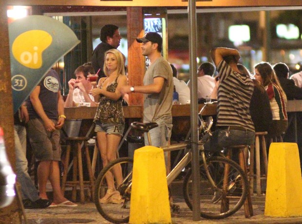 Rodrigo Phavanello em bar com amigos no Rio (Foto: Fausto Candelária/ Ag. News)