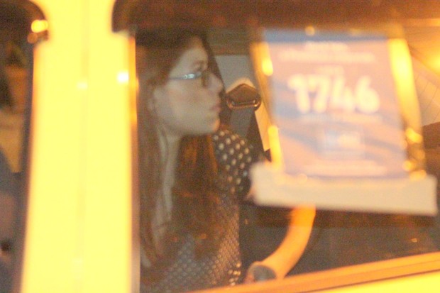 Alinne Moraes em taxi na Zona Sul do Rio (Foto: Fausto Candelária/ Ag. News)