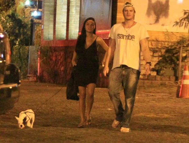 Isis Valverde com o namorado Tom Rezende no Rio (Foto: Delson Silva/ Ag. News)