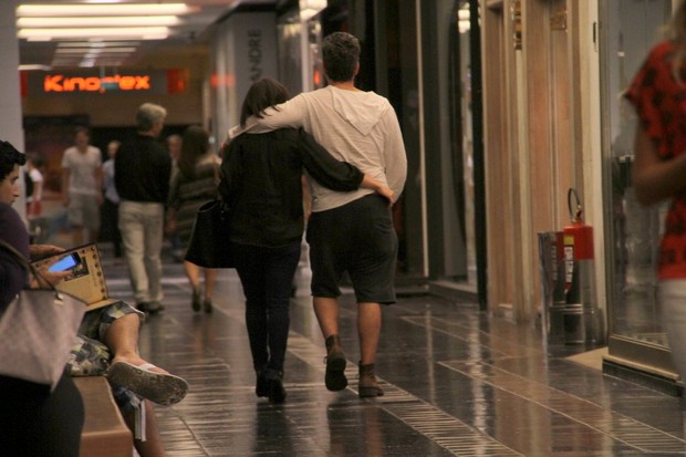 Alexandre Nero passeia com a namorada por shopping do Rio (Foto: Daniel Delmiro / AgNews)