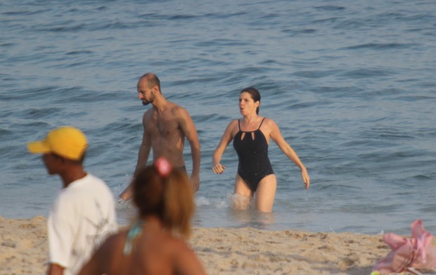 Debora Bloch na praia de Ipanema, no Rio (Foto: Wallace Barbosa / AgNews)