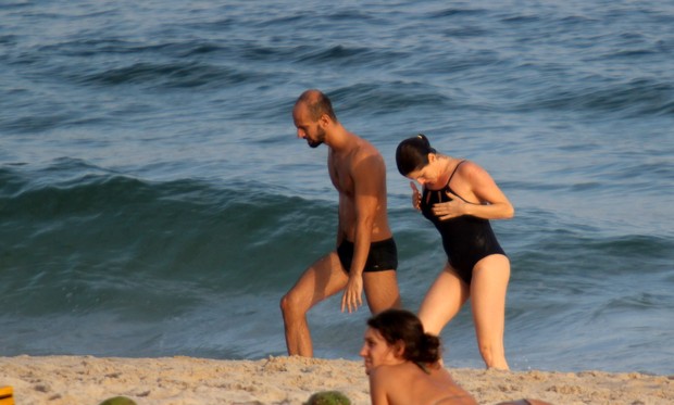 Debora Bloch na praia de Ipanema, no Rio (Foto: Wallace Barbosa / AgNews)