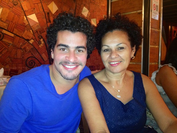 Thiago Martins e a mãe (Foto: Divulgação)