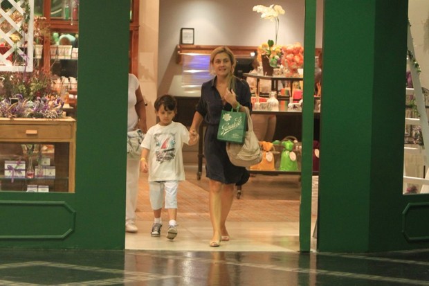 Adriana Esteves e o filho (Foto: Delson Silva/Ag. News)
