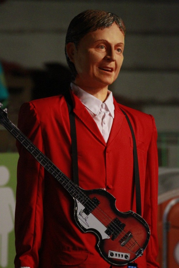 Paul McCartney ganha boneco de Olinda durante apresentação em Recife (Foto: Felipe Panfili/AgNews)
