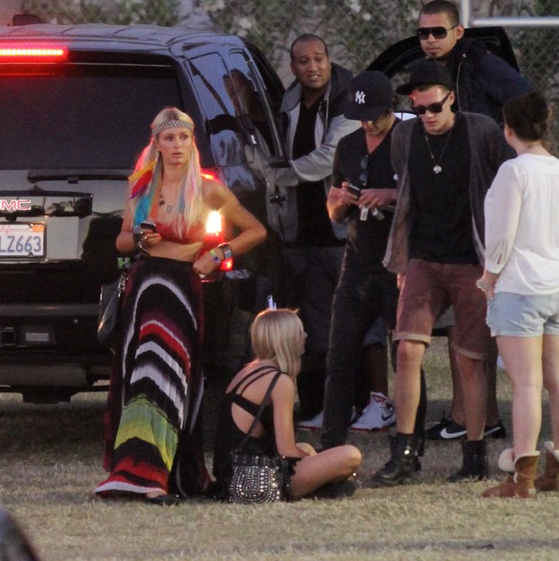 Paris Hilton curte o festival de Coachella, nos Estados Unidos (Foto: X17)