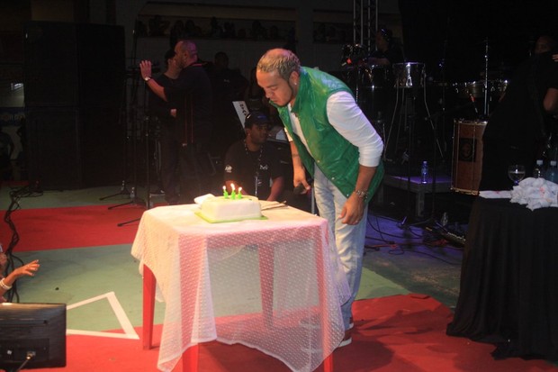 Belo ganha bolo no aniversário (Foto: Rodrigo dos Anjos / Agnews)