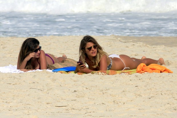 Valentina Seabra, de 'Malhação', curte praia da Barra com uma amiga (Foto: Marcos Ferreira / Photo Rio News)