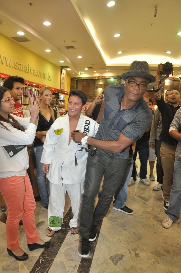 Anderson Silva no lançamento de seu livro (Foto: Roberto Teixeira / EGO)