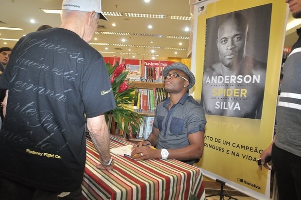 Anderson Silva no lançamento de seu livro (Foto: Roberto Teixeira / EGO)