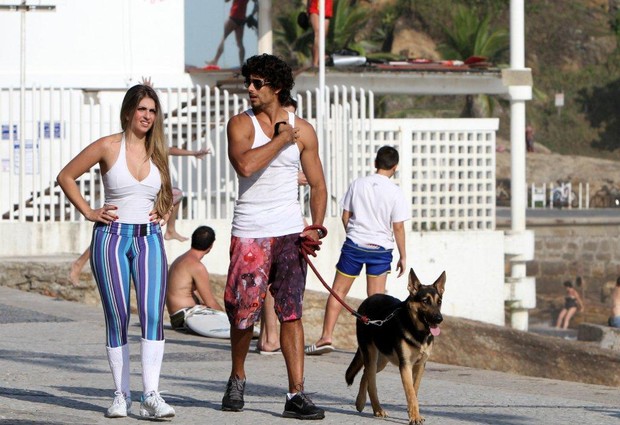 Jesus Luz caminha com a namorada, Bianca Palhano, no Arpoador (Foto: André Freitas / AgNews)