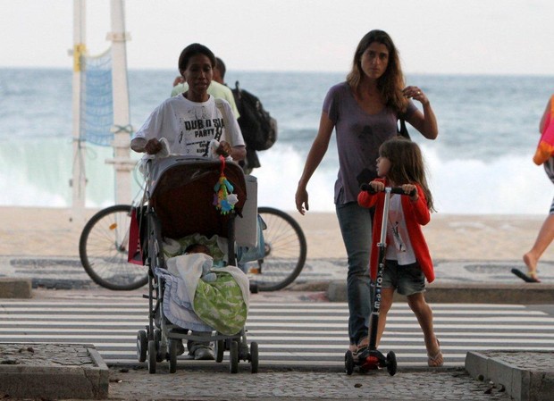 Cynthia Howlett passeia com os filhos e a babá (Foto: André Freitas / AgNews)