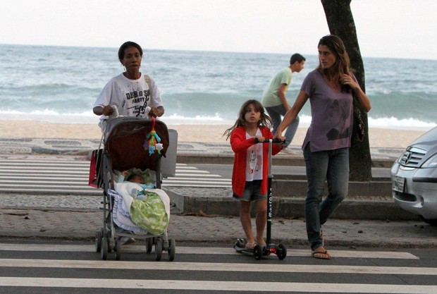 Cynthia Howlett passeia com os filhos e a babá (Foto: André Freitas / AgNews)