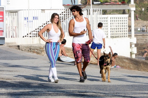 Jesus Luz caminha com a namorada, Bianca Palhano, no Arpoador (Foto: Gil Rodrigues / Photo Rio News)