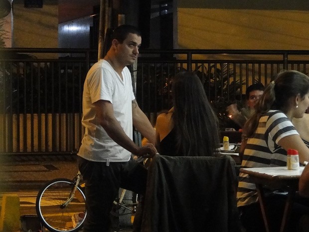 Ex-BBB Rafa em bar em Niterói, no Rio (Foto: Elaine Terra/ Photo Rio News)