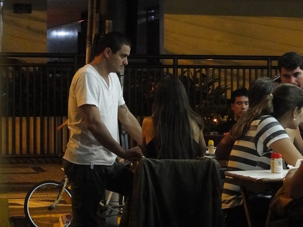 Ex-BBB Rafa em bar em Niterói, no Rio (Foto: Elaine Terra/ Photo Rio News)