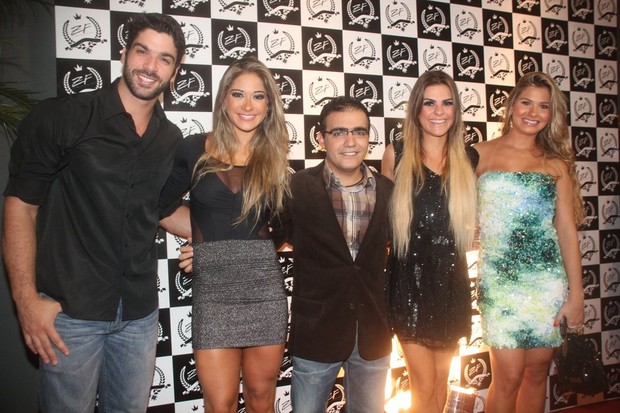 os ex-BBBs Kadu Parga e Mayra Cardi, o empresário Ziad Fares e as modelos Lívia Lemos e Andressa Oliveira em evento em Cuiabá (Foto: Divulgação)