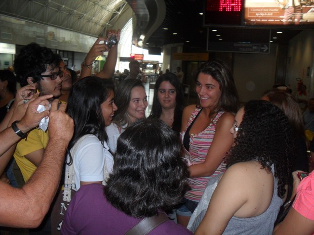 Ex-BBB Laisa tira foto com fãs em aeroporto de Fortaleza (Foto: Divulgação)