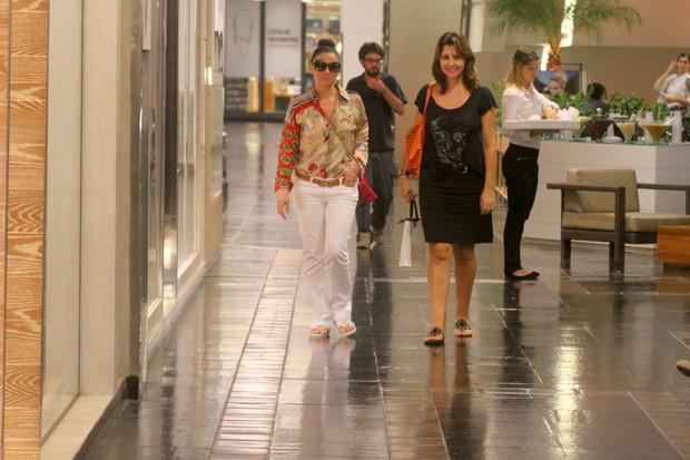 Giovanna Antonelli circula com pé machucado em shopping do RIo (Foto: Daniel Delmiro / AgNews)