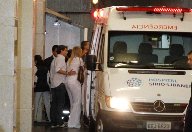O cantor Pedro Leonardo chega ao hospital Sírio Libanês (Foto: Danilo Carvalho / AgNews)
