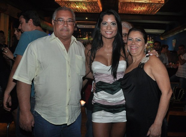 Dani Sperle comemora aniversário com os pais Alfredo e Lúcia em boate na Barra da Tijuca, Zona Oeste do Rio (Foto: Roberto Teixeira/ EGO)