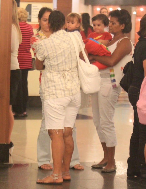 Claudia Mauro com os filhos (Foto: Rodrigo dos Anjos/AgNews)